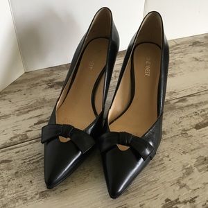 Perfect black leather heels with bow detail